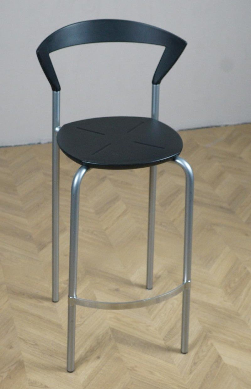 Pelikan Opus 7202 barstol i sort PUR-gummi set forfra med gråt stel og forkromet fodhviler